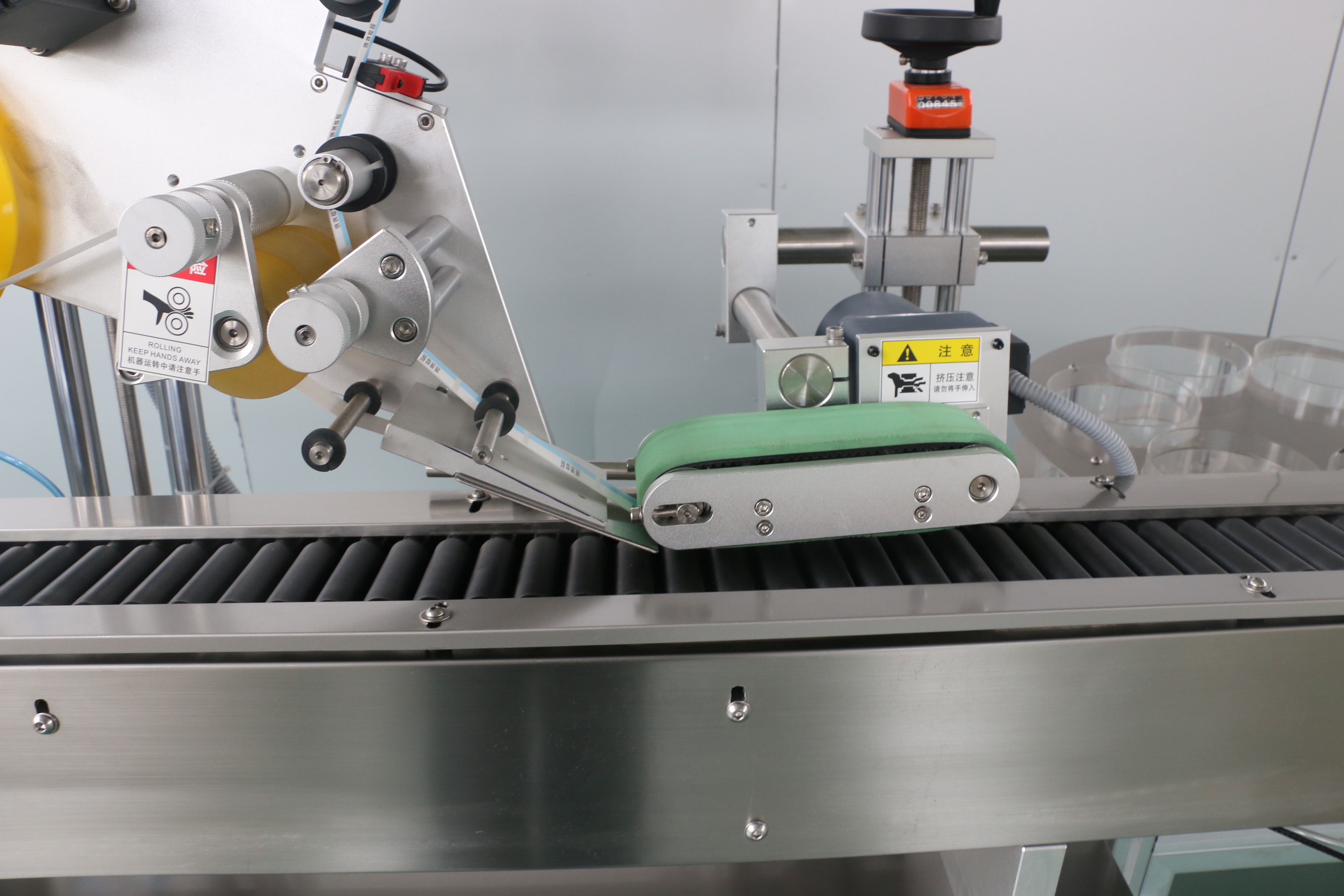 斜卧式不干胶贴标机-伺服引擎60型