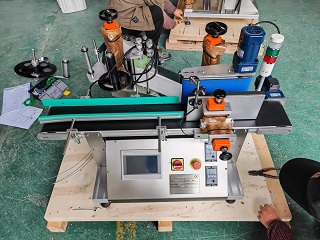 2026.4.23英国桌面式圆瓶贴标机2台